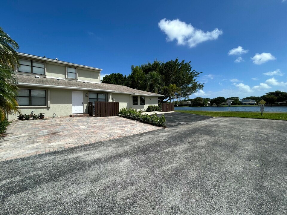 16268 Apricot Way in Delray Beach, FL - Building Photo