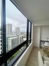 225 N Miami Ave, Unit 3104 in Miami, FL - Foto de edificio - Building Photo