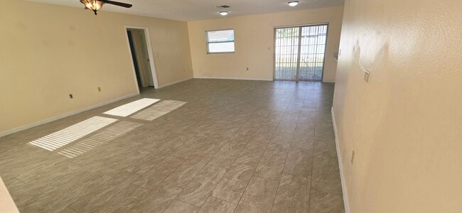 8377 Denise Dr E in Seminole, FL - Foto de edificio - Building Photo