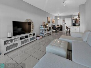 2555 NE 11th St in Fort Lauderdale, FL - Foto de edificio - Building Photo