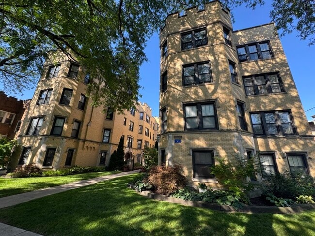 property at 6442 N Leavitt St