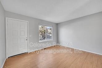 17689 E Loyola Dr in Aurora, CO - Building Photo - Building Photo