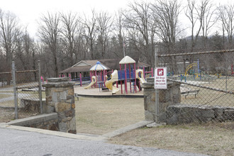 Parkside Commons Apartments in East Flat Rock, NC - Foto de edificio - Building Photo