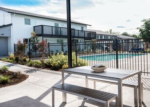 The Groves in Gresham, OR - Building Photo - Building Photo