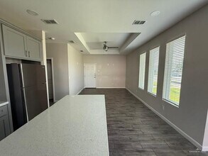 5909 Swallow Ave in Mission, TX - Foto de edificio - Building Photo