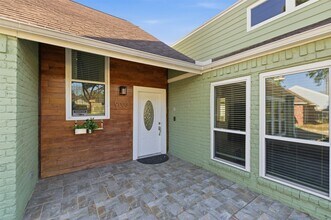 9003 Tami Renee Ln in Houston, TX - Foto de edificio - Building Photo