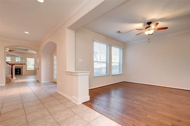 property at 34 N Longsford Cir