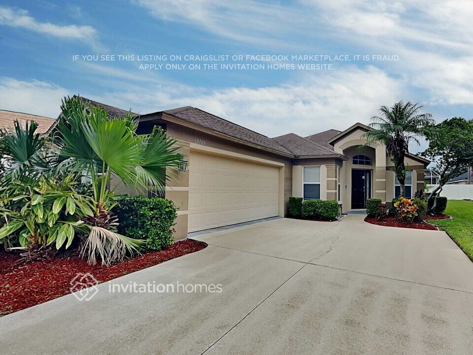 12709 Tall Pines Way in Lakewood Ranch, FL - Building Photo