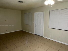 214 SE 8th St in Hallandale Beach, FL - Building Photo