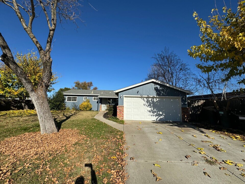 6049 Cherrelyn Way in Carmichael, CA - Building Photo