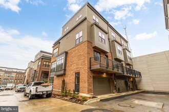 5414 Goshawk Aly in Bethesda, MD - Foto de edificio - Building Photo