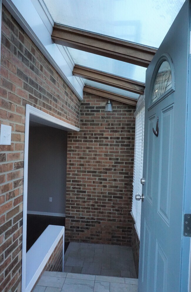 114 Pinewood Dr in Plymouth, MI - Foto de edificio - Building Photo