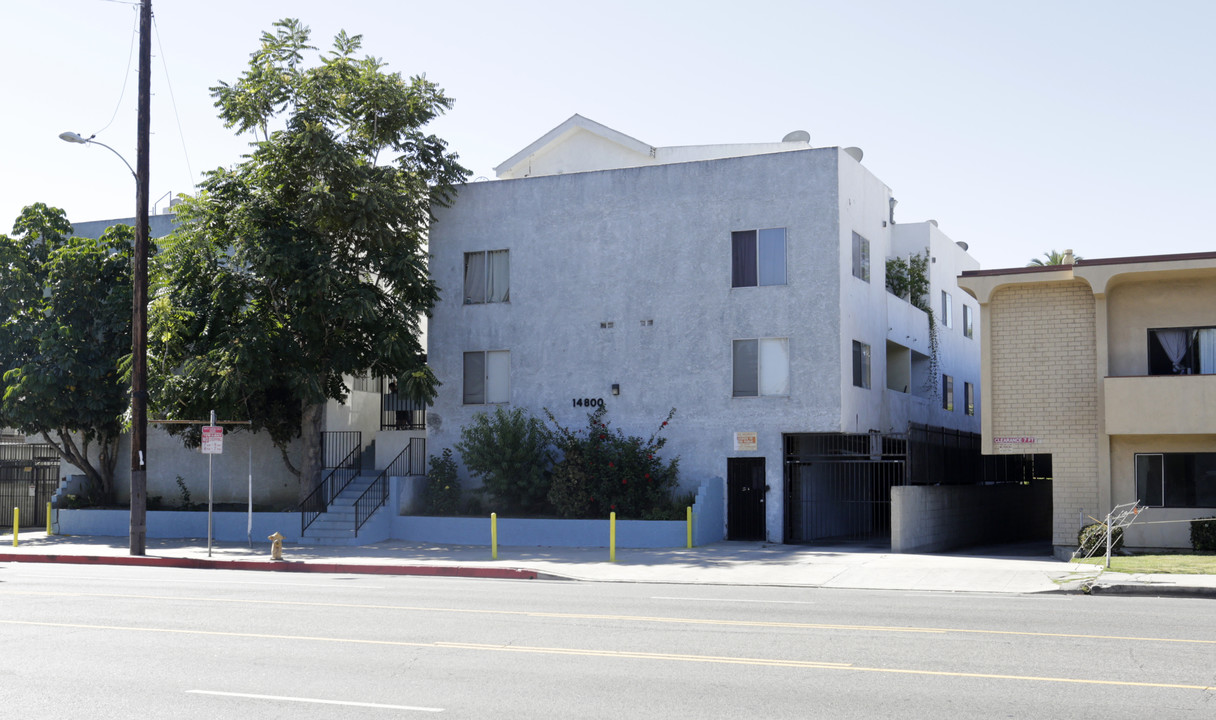 14800 Victory Blvd in Van Nuys, CA - Building Photo