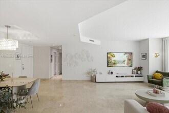 801 Brickell Key Blvd, Unit 409 in Miami, FL - Foto de edificio - Building Photo