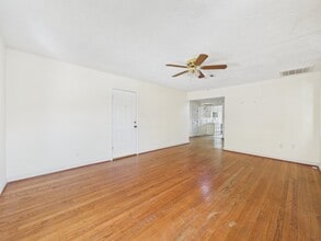 5110 Academy St in Houston, TX - Foto de edificio - Building Photo