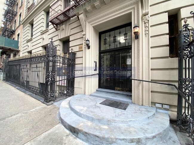 235 W 103rd St in New York, NY - Foto de edificio - Building Photo