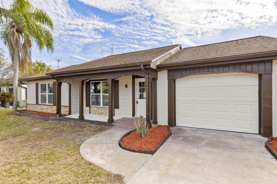 3334 Rock Valley Drive in Holiday, FL - Building Photo