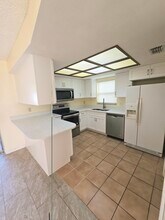 8377 Denise Dr E in Seminole, FL - Foto de edificio - Building Photo