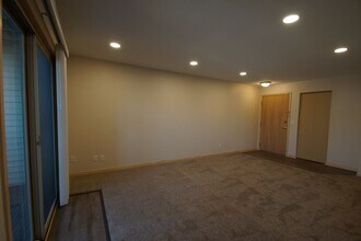 1260 Larpenteur Ave W in St. Paul, MN - Foto de edificio - Building Photo