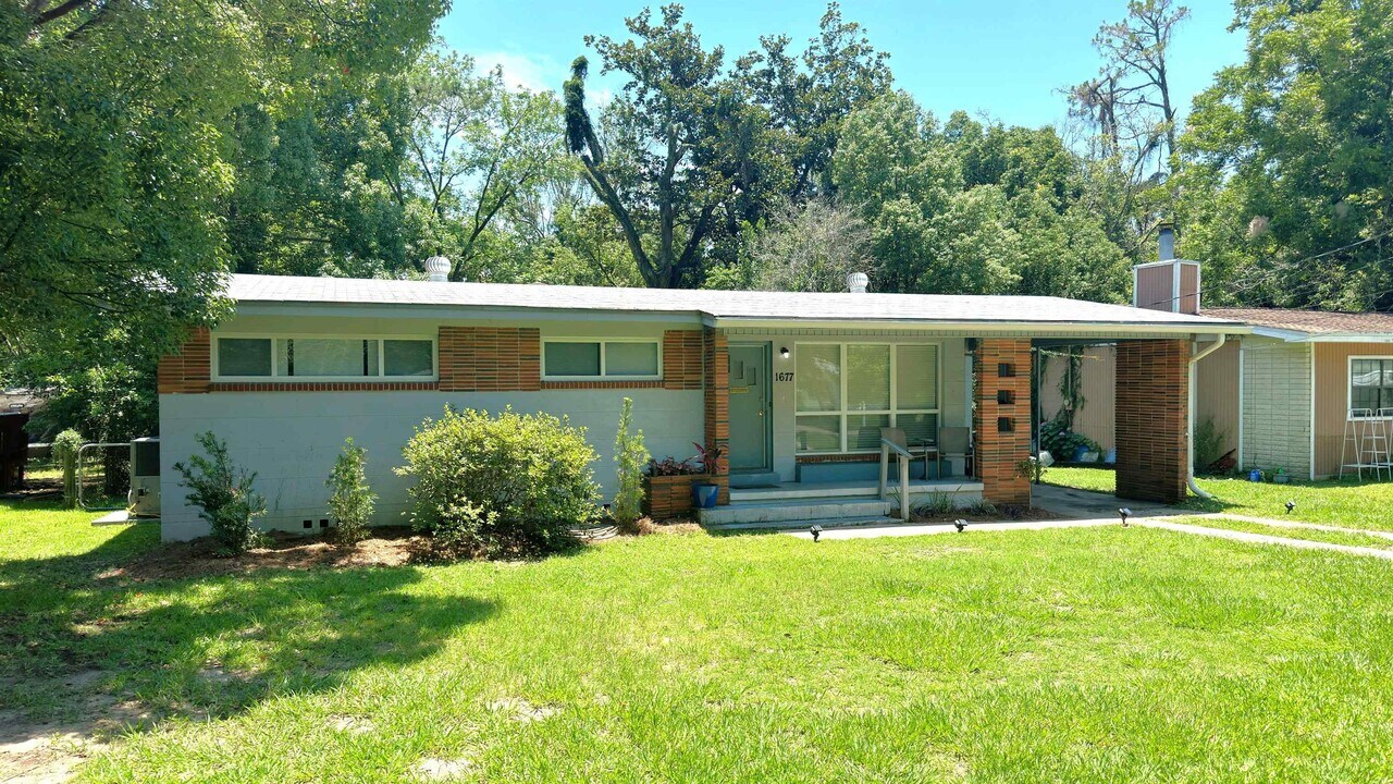 1677 Mayhew St in Tallahassee, FL - Building Photo