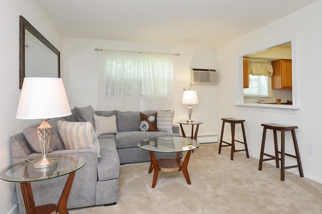 Naamans Village Apartments in Claymont, DE - Foto de edificio - Building Photo
