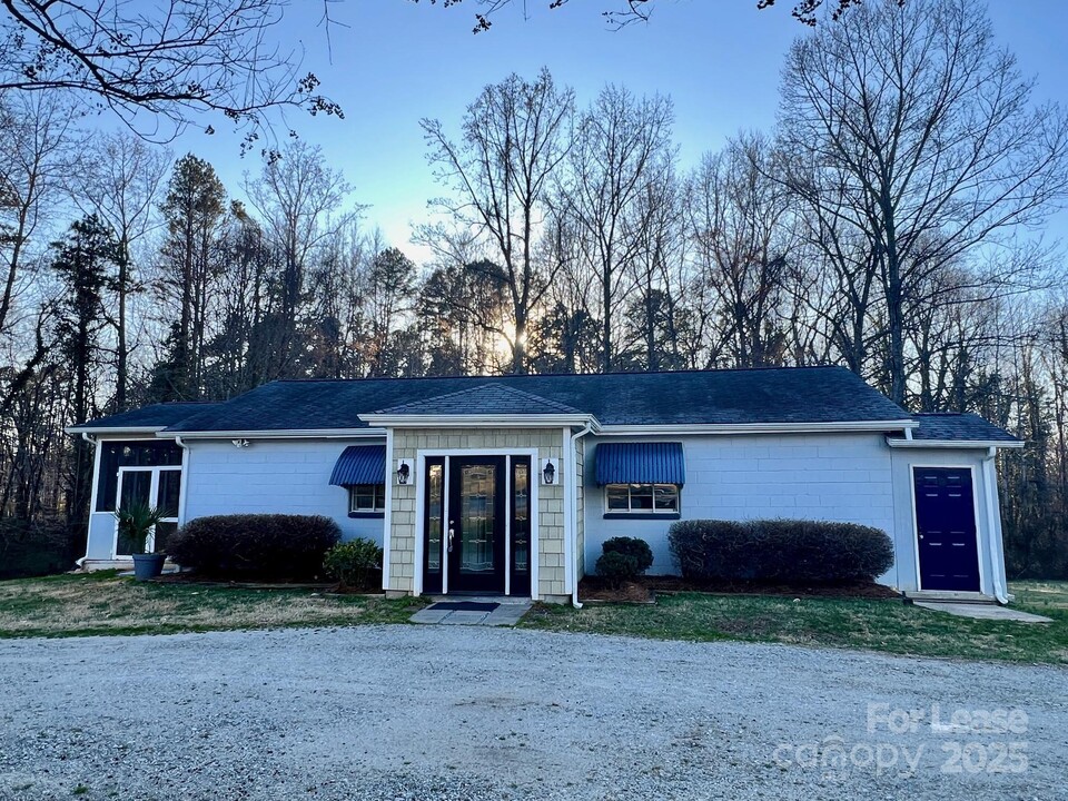 8197 Sherrills Ford Rd in Sherrills Ford, NC - Foto de edificio