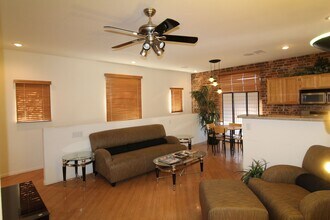 1300 Red Gable Ln in Las Vegas, NV - Building Photo - Building Photo