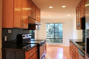 4 Admiral Dr in Emeryville, CA - Building Photo