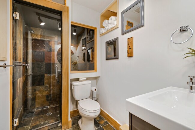 2010 Jones Rd, Unit D in Austin, TX - Foto de edificio - Building Photo