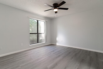 308 Miracle Strip Pkwy in Fort Walton Beach, FL - Foto de edificio - Building Photo