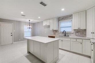 1815 Yucca Dr in Dallas, TX - Building Photo - Building Photo