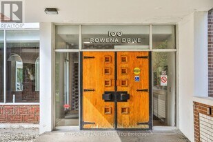 100 Rowena Dr in Toronto, ON - Building Photo