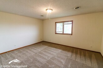 1923 Crescent Dr in Manhattan, KS - Building Photo - Building Photo
