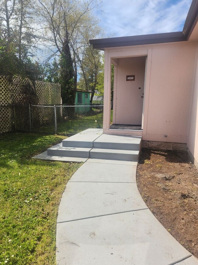 160 N 7th St in Monroe, OR - Building Photo - Building Photo