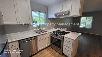 300 Stony Point Rd in Santa Rosa, CA - Building Photo - Building Photo