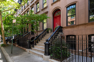 78 Perry St in New York, NY - Building Photo - Building Photo