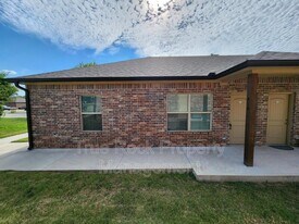 418 E 13th St in Ada, OK - Building Photo