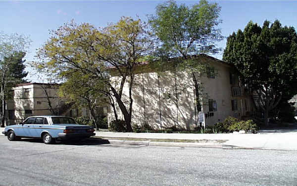 10235-10243 Mountair Ave in Tujunga, CA - Foto de edificio