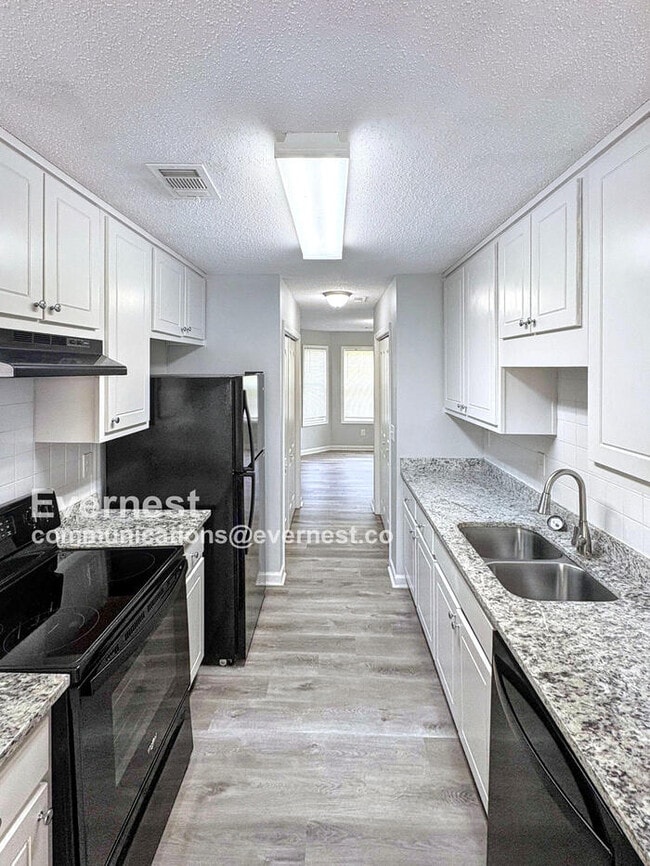 8573 Thomas Rd in Jonesboro, GA - Foto de edificio - Building Photo