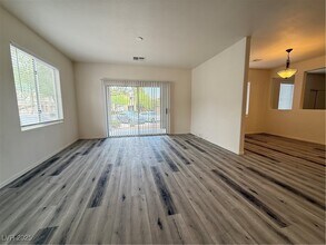813 Peachy Canyon Cir in Las Vegas, NV - Foto de edificio - Building Photo