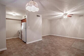 1329 Windsor St in Huntsville, TX - Building Photo - Building Photo