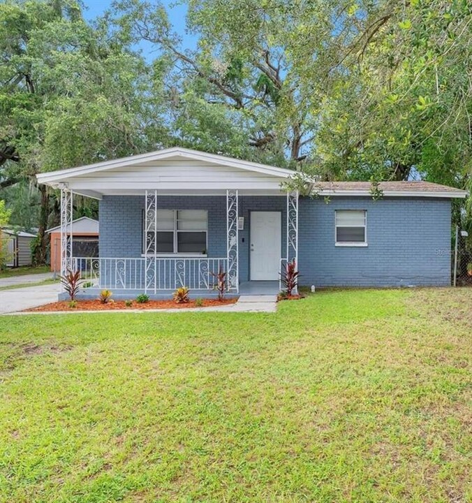 2418 E Cayuga St in Tampa, FL - Building Photo