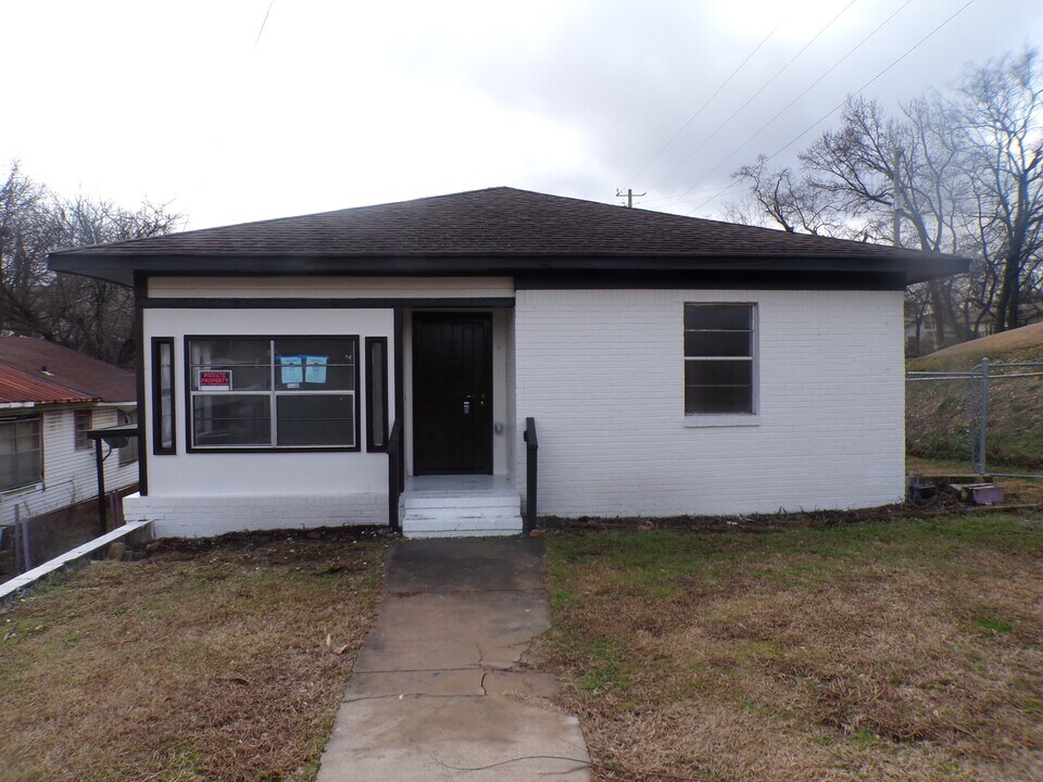 301 57th St in Fairfield, AL - Building Photo