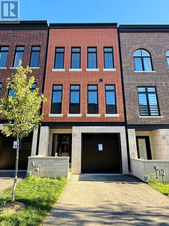 23 Chestnut Ct in Aurora, ON - Building Photo