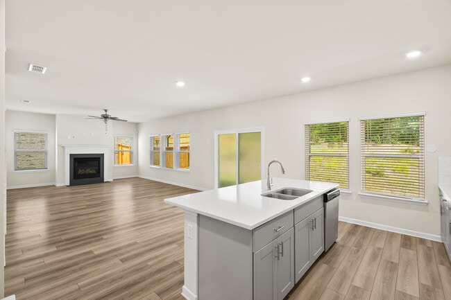 Room in House on Richmond Trl in Fairburn, GA - Building Photo - Building Photo