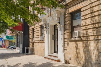 3552 Steinway St in Long Island City, NY - Foto de edificio - Building Photo