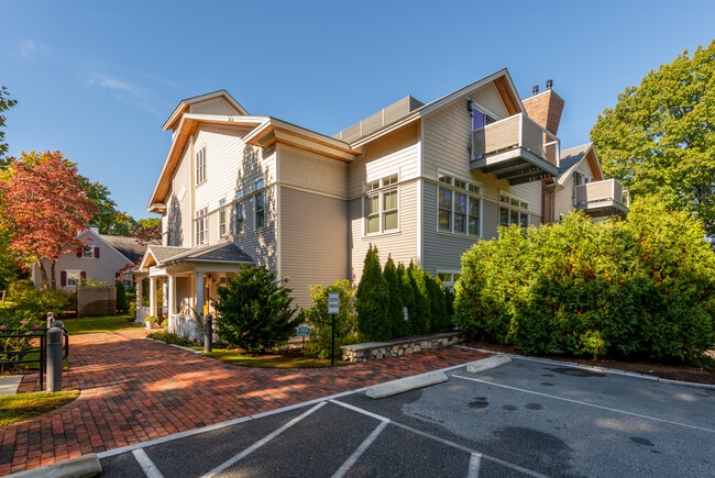 Fifteen Dix Street in Winchester, MA - Foto de edificio - Building Photo