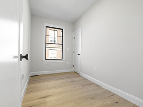 48 Woodward St, Unit R in Boston, MA - Foto de edificio - Building Photo