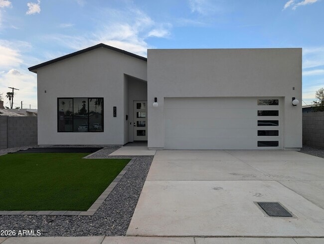 property at 826 W 12th St