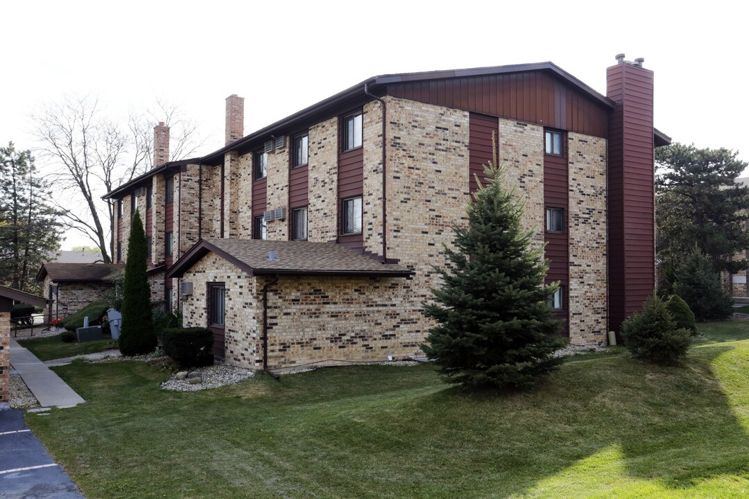 Orlan Brook Apartments in Orland Park, IL - Building Photo